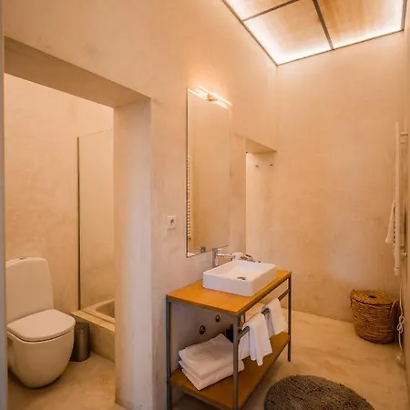 Paraiso Garden Suite--- Spacious & Downtown Porto