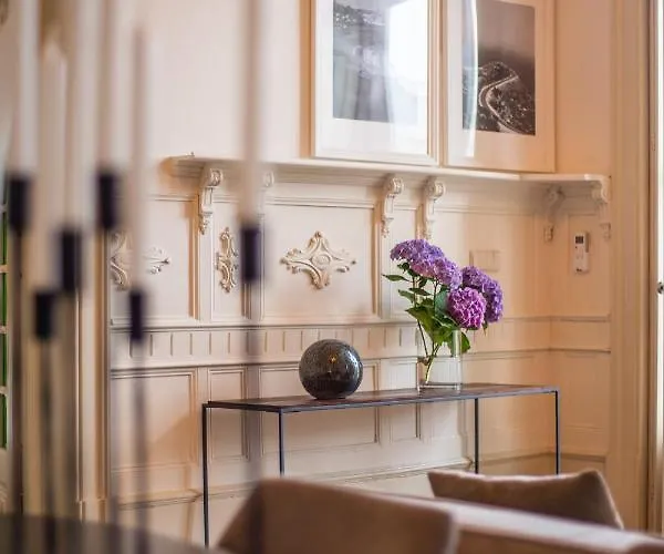 Paraiso Garden Suite--- Spacious & Downtown Porto