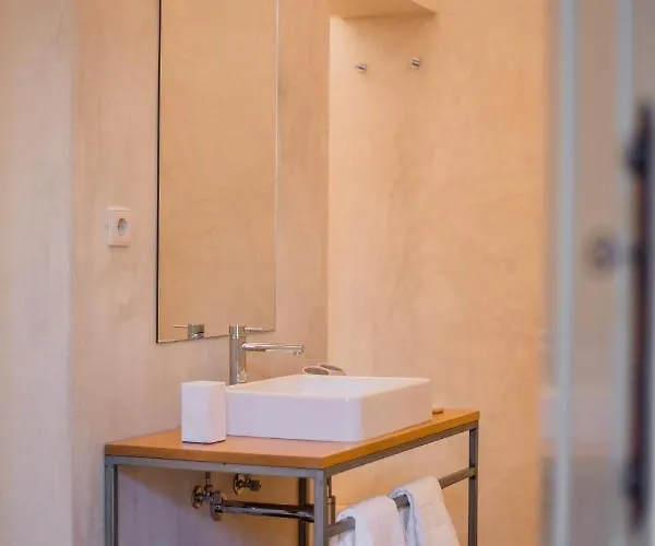 Paraiso Garden Suite--- Spacious & Downtown