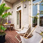 Paraiso Garden Suite--- Spacious & Downtown Порту